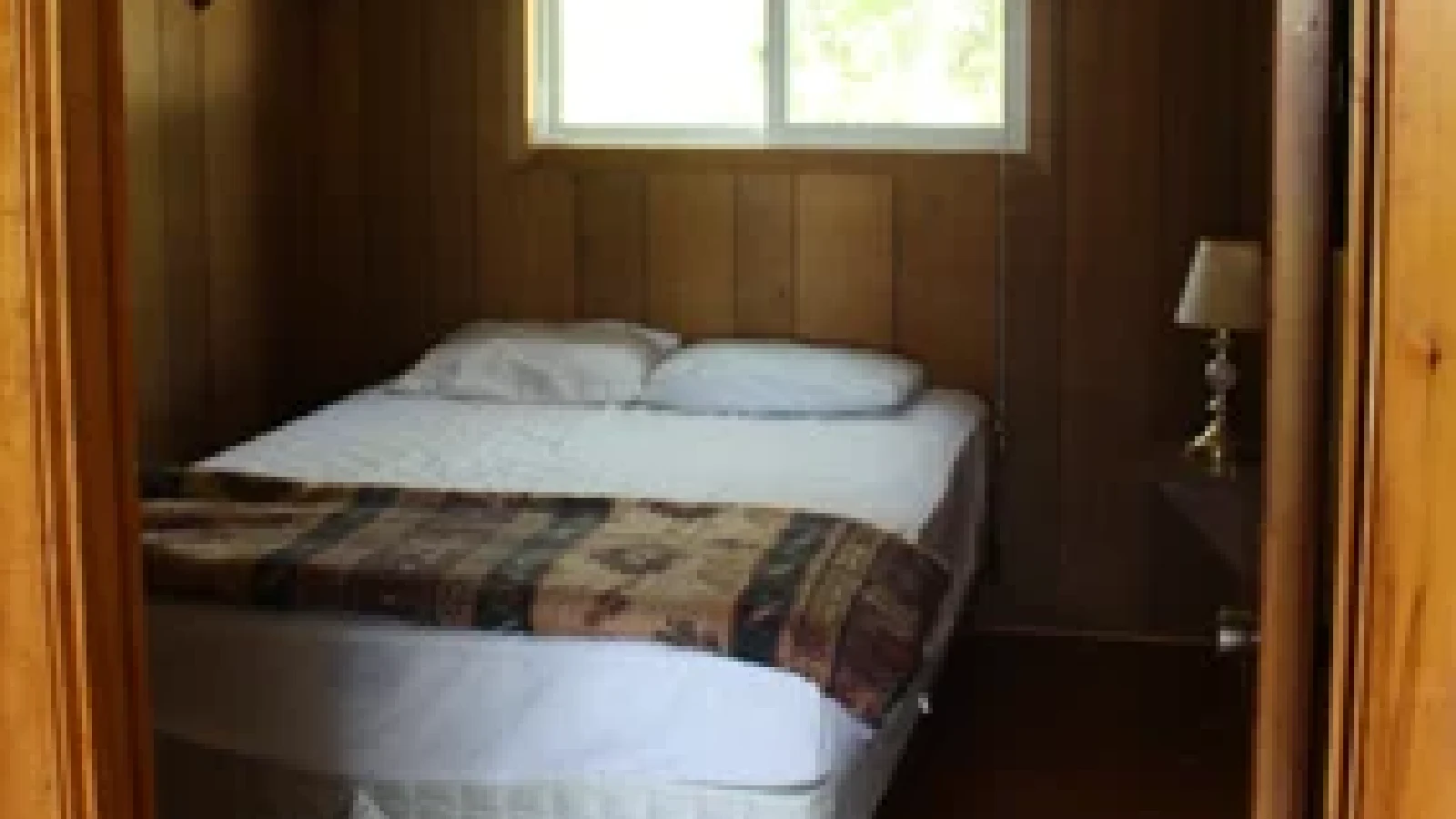 Pigeon-Lake-Resort-Cottage-fifteen-main-bedroom-queen-size-bed